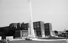 Olaszország, Róma, Piazzale Foro Italico, a "H-Palota" előtt a Mussolini-obeliszk., 1957, Fejes Anikó, automobil, modern építészet, emlékmű, Fortepan #222740