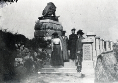 Austria, Graz, Schlossberg, Franz Xaver Hackher zu Hart ezredes emlékműve (Otto Jarl, 1909.)., 1912, Schilberszky, lion, hat, stone wall, kid, sculpture, Fortepan #222922