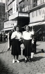 Magyarország, Budapest VII., Rákóczi út 72., a felvétel a Magyar Divatcsarnok előtt készült., 1952, Krantz Károly, felirat, nők, ünneplő ruha, május 1, Budapest, Fortepan #222928