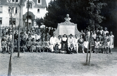 Hungary,Lake Balaton, Siófok, Szabadifürdő (ekkor Balatonszabadi település része). Bezerédj Viktor gyermekszanatórium parkja. Csoportkép Dr. Fodor Oszkár kir. tanácsos, egészségügyi főtanácsos, a Zsófia Gyermekszanatóriumok alapító igazgató-főorvosának szobra előtt., 1932, Krantz Károly, tableau, sculpture, nun, doctor, Fortepan #222936