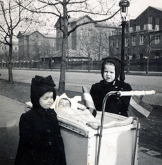 Magyarország, Budapest IX., Haller utca, a gyermekek mögött a Szent István Kórház épületei., 1944, Krantz Károly, Budapest, kislány, gyerek, babakocsi, Fortepan #222942