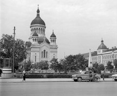 Románia,Erdély, Kolozsvár, Bocskai tér (Piata Avram Iancu), Ortodox katedrális., 1961, Pálfi Balázs, kerékpár, szovjet gyártmány, taxi, Moszkvics-márka, taxiállomás, Moszkvics 407, pravoszláv templom, Fortepan #22299