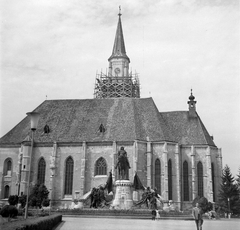 Románia,Erdély, Kolozsvár, Fő tér, Hunyadi Mátyás emlékműve és a Szent Mihály-templom., 1961, Pálfi Balázs, templom, Mátyás király ábrázolás, Fortepan #22300