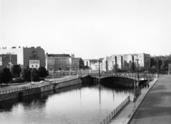 Németország, Berlin, Kelet-Berlin, Spree folyó. Kissé jobbra a Weidendammer Brücke, a háttérben a Johannishof (ekkor az NDK Minisztertanácsának vendégháza)., 1964, Almássy László, Kelet-Berlin, NDK, Fortepan #223024