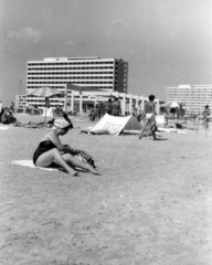 Románia, Konstanca, Mamaia, strand Perla környékén., 1963, Almássy László, tengerpart, strand, napozás, szálloda, Fortepan #223066