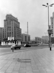 Németország, Berlin, Kelet-Berlin, Strausberger Platz, Haus des Kindes. Háttérben az épülő TV torony., 1967, Almássy László, Kelet-Berlin, NDK, Fortepan #223091