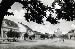 Szlovákia,Magyarország, Párkány, Fő utca (Hlavná), háttérben a Duna a túlpartján az esztergomi Várhegy a Bazilikával., 1956, Almássy László, utcakép, látkép, Bazilika, Fortepan #223093