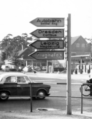 Németország, Berlin, Kelet-Berlin, Adlergestell, Minol benzinkút az S-Bahnhof Grünau-val szemben., 1962, Almássy László, Trabant 500, útjelző tábla, NDK, Fortepan #223122