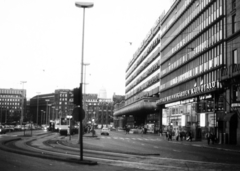 Finnország, Helsinki, Kaivokatu, távolabb a Kaisaniemenkatu torkolatánál álló épületek láthatók., 1977, Almássy László, gyalogátkelő, villamos, Fortepan #223136