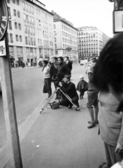 Ausztria, Bécs, Stock-im-Eisen-Platz a Stephansplatz felé nézve., 1967, Almássy László, fotóállvány, filmkamera, filmforgatás, Fortepan #223155