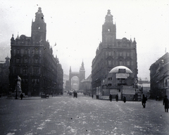 Magyarország, Budapest V., Ferenciek tere (Kígyó tér), Klotild paloták, távolabb a Belvárosi templom és az Erzsébet híd látható., 1914, Fortepan/Album064, Budapest, Fortepan #223228