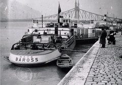 Magyarország, Budapest IX., pesti alsó rakpart a Fővám térnél, Baross diesel-elektromos oldalkerekes vontatóhajó. Háttérben a Szabadság (Ferenc József) híd., 1940, Fortepan/Album064, Budapest, Fortepan #223231