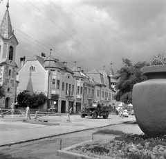 Románia,Erdély, Gyergyószentmiklós, Szabadság tér (Piata Libertatii), balra a református templom., 1961, Pálfi Balázs, teherautó, utcakép, Steagul Roșu SR-101, Fortepan #22324