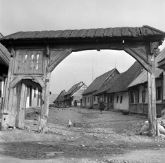 Románia,Erdély, Gyergyószentmiklós, székelykapu a Selyem utcában., 1961, Pálfi Balázs, fedeles kapu, Fortepan #22325