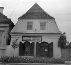 Románia,Erdély, Gyergyószentmiklós, Márton Áron utca 7., 1961, Pálfi Balázs, kétnyelvű felirat, temetkezés, Fortepan #22326