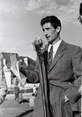 Magyarország, Budapest IX., Üllői út, FTC stadion, balra a háttérben a klubház látható. Ráthonyi Sándor a rádió munkatársa., 1946, Fortepan/Album064, mikrofonállvány, nyakkendő, öltöny, úriember, zsebredugott kéz, szövet, Budapest, Fortepan #223262