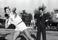 Magyarország, Budapest IX., Üllői út, FTC stadion, háttérben a Springer szobor. Regdánszky Maya / Matild, súlylökés., 1946, Fortepan/Album064, Budapest, sportoló, nő, sportbíró, Fortepan #223265