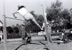 Magyarország, Budapest IX., Üllői út, FTC stadion, háttérben a Springer szobor., 1946, Fortepan/Album064, Budapest, sportoló, nő, sportbíró, magasugrás, munkás, Fortepan #223266