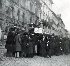 Magyarország, Budapest VI., a Hunyadi tér az Andrássy út felé nézve, balra a Vásárcsarnok. A felvétel május 1-én készült., 1919, Róna Annamária, Budapest, zászló, transzparens, Fortepan #223274