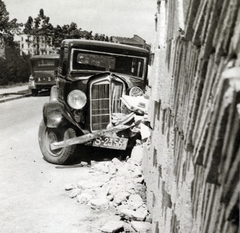 Magyarország, Budapest I., közlekedési baleset az épülő Attila út 115. számú ház előtt, balra a Vérmező., 1933, Róna Annamária, Budapest, Fortepan #223331