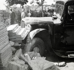 Magyarország, Budapest I., közlekedési baleset az épülő Attila út 115. számú ház előtt, háttérben a Vérmező., 1933, Róna Annamária, Budapest, Fortepan #223333