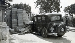 Magyarország, Budapest I., közlekedési baleset az épülő Attila út 115. számú ház előtt, jobbra a Vérmező., 1933, Róna Annamária, Budapest, Fortepan #223334