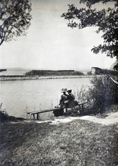 Magyarország,Balaton, Siófok, a felvétel a Sió-csatorna partján készült., 1908, Róna Annamária, háttal, szerelem, pad, vízpart, nádas, átkarol, part, emberpár, Fortepan #223374