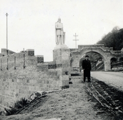 Magyarország,Dunakanyar, Visegrád, Vizibástya az országzászlóval és a Városkapu, előtérben IV. Béla szobra (Krasznai Lajos, 1939.)., 1939, Közösségi Szociális Szövetkezet, szobor, Fortepan #223451