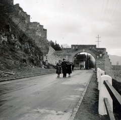 Magyarország,Dunakanyar, Visegrád, 11-es főút, háttérben a Városkapu., 1939, Közösségi Szociális Szövetkezet, Fortepan #223452