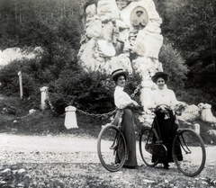 Austria, Golling an der Salzach, Hubert Spannring szobrász terve alapján készült Josef Struber emlékmű a Lueg-hágó tetején., 1916, Közösségi Szociális Szövetkezet, bicycle, excursion, lady, Fortepan #223503