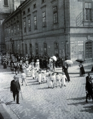 Hungary, Budapest I., Fő utca a Batthyány térről nézve, jobbra a Szent Ferenc sebei templom és az egykori ferences kolostor., 1919, Közösségi Szociális Szövetkezet, Budapest, sunshades, march, Fortepan #223517