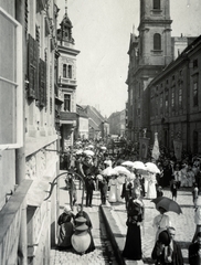 Hungary, Budapest I., Fő utca a Batthyány tér felől a Csalogány utca felé nézve, jobbra a Szent Ferenc sebei templom és az egykori ferences kolostor., 1919, Közösségi Szociális Szövetkezet, Best of, Budapest, sunshades, march, Fortepan #223518