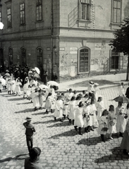 Hungary, Budapest I., Fő utca - Batthyány tér sarok, a felvétel az egykori ferences kolostor előtt készült., 1919, Közösségi Szociális Szövetkezet, Budapest, march, sunshades, Fortepan #223519