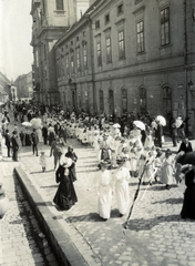 Hungary, Budapest I., Fő utca a Batthyány tér felől a Csalogány utca felé nézve, jobbra a Szent Ferenc sebei templom és az egykori ferences kolostor., 1919, Közösségi Szociális Szövetkezet, Budapest, march, sunshades, Fortepan #223555