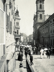 Hungary, Budapest I., Fő utca a Batthyány tér felől a Csalogány utca felé nézve, jobbra a Szent Ferenc sebei templom és az egykori ferences kolostor., 1919, Közösségi Szociális Szövetkezet, Budapest, march, sunshades, Fortepan #223556