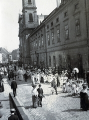 Hungary, Budapest I., Fő utca a Batthyány tér felől a Csalogány utca felé nézve, jobbra a Szent Ferenc sebei templom és az egykori ferences kolostor., 1919, Közösségi Szociális Szövetkezet, Budapest, march, sunshades, Fortepan #223557