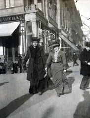 Magyarország, Budapest VI., Andrássy út, a felvétel a Hajós utca sarkán lévő Opera kávéház előtt készült., 1915, Közösségi Szociális Szövetkezet, kávéház, Budapest, utcakép, kalap, divat, Fortepan #223570