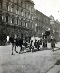 Magyarország, Budapest VI., Andrássy út, háttérben a 4-es és 6-os számú ház, távolabb a Káldy Gyula (Laudon) utca torkolata., 1915, Közösségi Szociális Szövetkezet, lovaskocsi, katonazenekar, zenekar, hangszer, nagybőgő, Budapest, Fortepan #223571