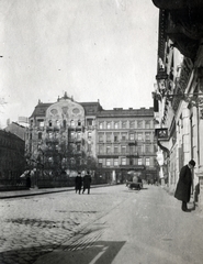 Magyarország, Budapest V., a József nádor (József) tér a József Attila (Fürdő) utca felé nézve., 1915, Közösségi Szociális Szövetkezet, Budapest, lovaskocsi, bank, hordó, cégér, Fortepan #223574