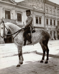 Ukrajna, Csernyivci, (ekkor Czernowitz), Holovna utca (ekkor Siebenbürger Straße), háttérben a 77. és 79-es szám., 1914, Közösségi Szociális Szövetkezet, lovas, egyenruha, üzletportál, Fortepan #223580