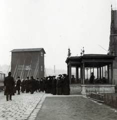 Magyarország, Budapest V., Kossuth Lajos (Köztársaság) tér, balra Andrássy Gyula szobra fölé épített faszerkezet. Jobbra a Parlament., 1905, Közösségi Szociális Szövetkezet, Best of, Budapest, Fortepan #223592