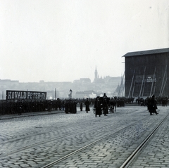 Magyarország, Budapest V., Kossuth Lajos (Köztársaság) tér, balra Andrássy Gyula szobra fölé épített faszerkezet. Távolban a budai Vár épületei látszanak., 1905, Közösségi Szociális Szövetkezet, Budapest, Fortepan #223593