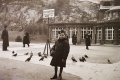 Magyarország, Budapest I., Erzsébet híd budai hídfő, Hungária ivócsarnok a Rudas fürdőnél., 1941, Fortepan/Album002, portré, madár, gyerek, Bocskai-kabát, Budapest, Fortepan #22360