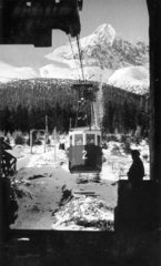 Slovakia, High Tatras, a Tátralomnic - Kőpataki tó közötti lanovka Štart állomása. A távolban a Lomnici-csúcs., 1960, Kádár Anna, mountain top, Fortepan #223640