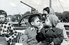 Magyarország, Balatonfüred, a Balaton a hajóállomásnál, a parton balra a Yacht Club épülete., 1952, Kádár Anna, napszemüveg, gyerekek, anya, Fortepan #223645