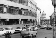 Hungary, Budapest I., Tárnok utca, balra a 9-11. szám alatti Budavári Általános Iskola, jobbra a háttérben a Budavári Palota (korábban Királyi Palota) kupolája., 1975, Középületépítő Vállalat - Kreszán Albert - Koczka András - Kemecsei József, number plate, Budapest, Fortepan #223671