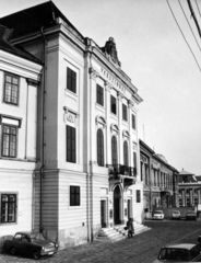 Magyarország, budai Vár, Budapest I., Színház utca, balra a Várszínház épülete, távolabb a Sándor-palota., 1978, Középületépítő Vállalat - Kreszán Albert - Koczka András - Kemecsei József, Budapest, Fortepan #223698