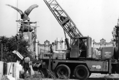 Hungary, Budapest I., Szent György tér, a felvétel Donáth Gyula szobrászművész alkotásának, a Turul szobor restaurálásra történő elszállításakor készült., 1975, Középületépítő Vállalat - Kreszán Albert - Koczka András - Kemecsei József, Budapest, Fortepan #223702