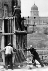 Magyarország, Budapest V.,Budapest I., Széchenyi István (Roosevelt) tér, az állami külkereskedelmi vállalatok székházának tervezett irodaház (Spenótház) építkezése, háttérben a Budavári Palota (egykor Királyi Palota)., 1972, Középületépítő Vállalat - Kreszán Albert - Koczka András - Kemecsei József, Budapest, Fortepan #223717