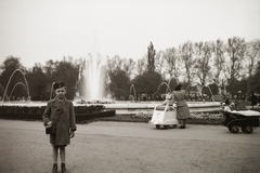 Magyarország, Budapest XIV., Szökőkút a Városligetben., 1943, Fortepan/Album002, babakocsi, gyerek, Budapest, Fortepan #22377